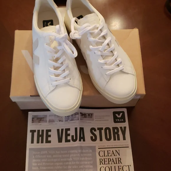 Veja Sneakers - Picture 3 of 7